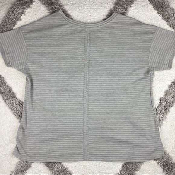 Women’s North Face Short Sleeve - Picture 2 of 4